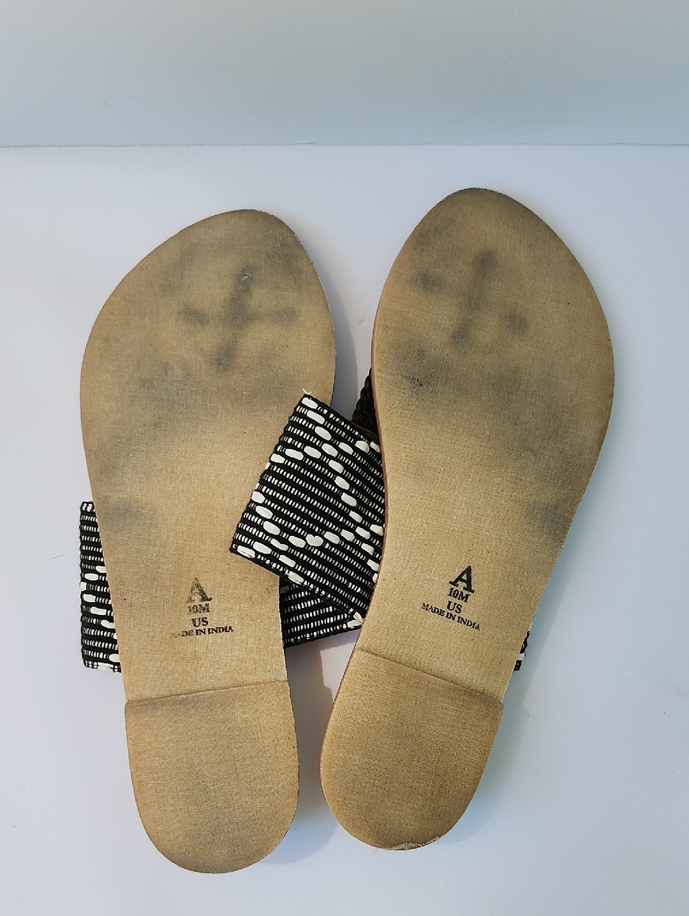 ANTHROPOLOGIE ASHER BLACK/WHITE THONG SANDALS - Picture 7 of 9
